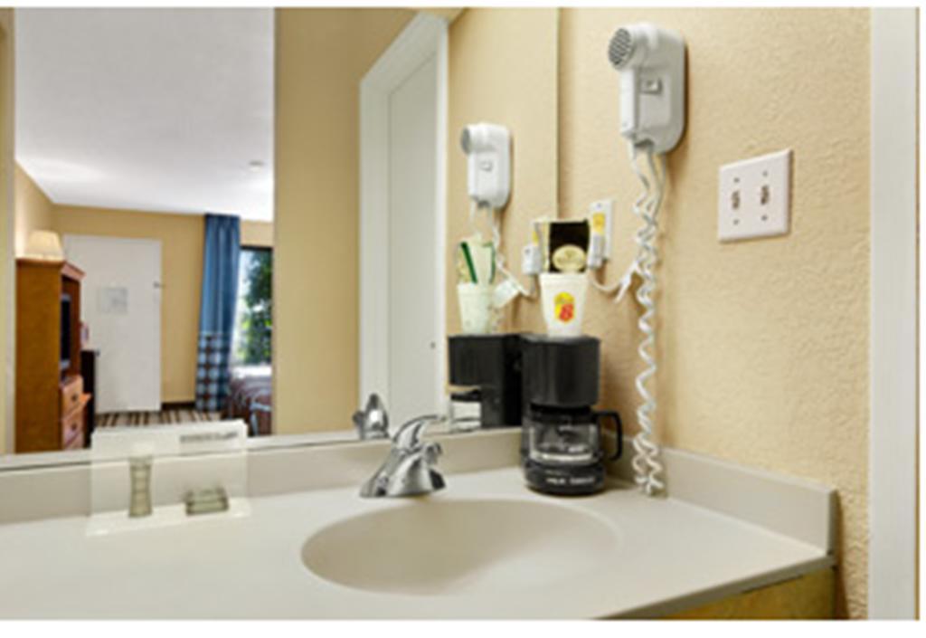 Super 8 By Wyndham Oxford Motel Стая снимка